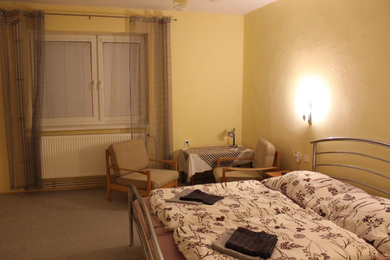 Begonia-Dom S Jednou Spalnou Bešeňová Buitenkant foto